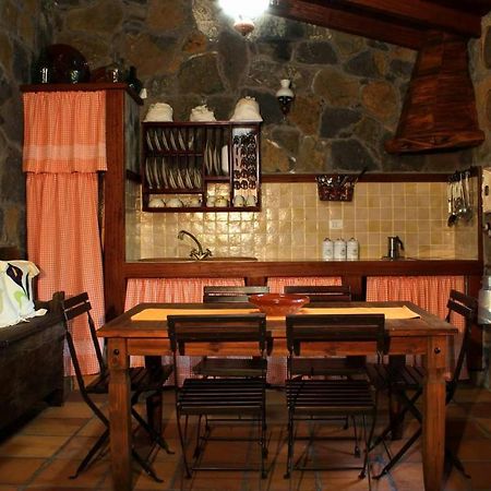 Casa Mary Lola Guest House Tinor Ngoại thất bức ảnh