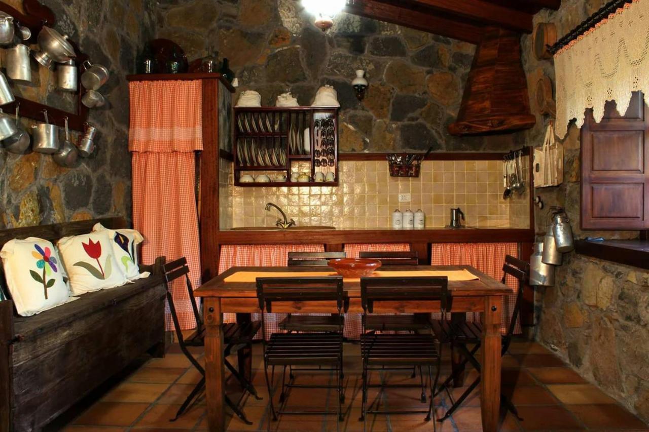 Casa Mary Lola Guest House Tinor Ngoại thất bức ảnh